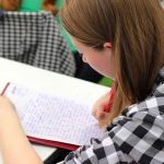Все повече студенти взимат изпити със слушалки за преписване
